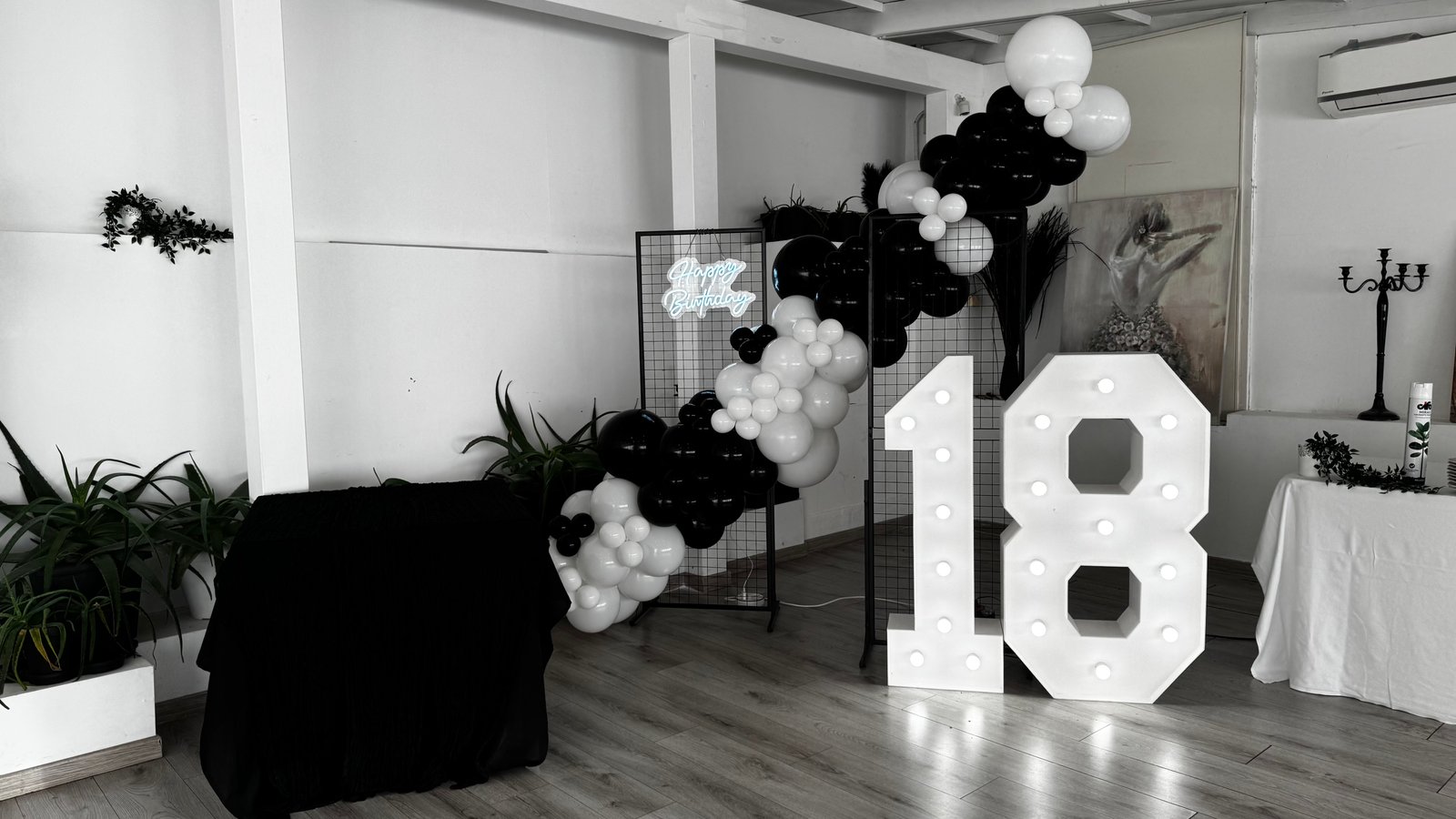 18esimo compleanno con palloncini bianchi e neri su griglia, neon Happy Birthday e numeri luminosi 18