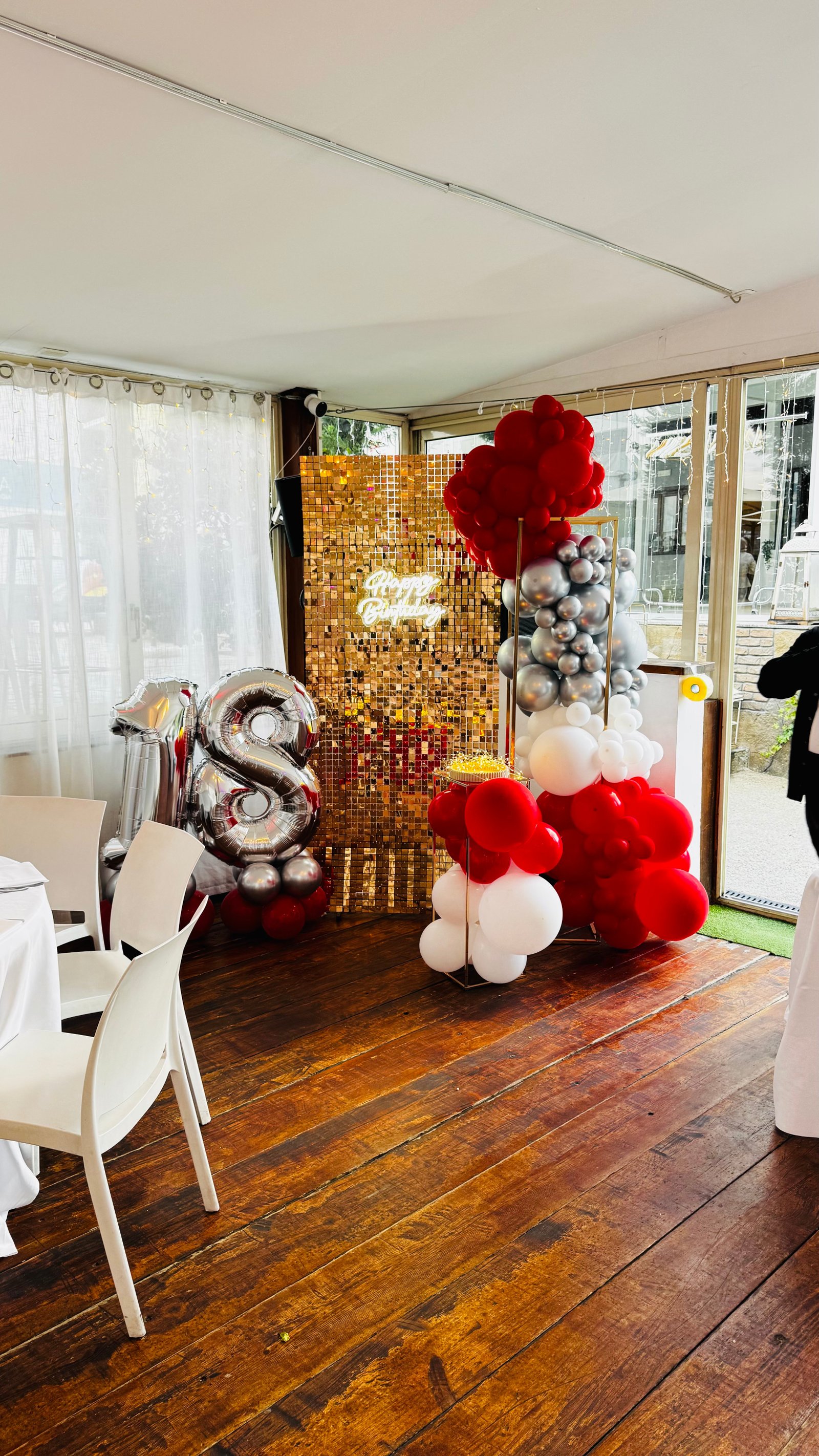 18esimo compleanno con palloncini rossi, bianchi e argento, parete paillettes dorata e numeri foil 18