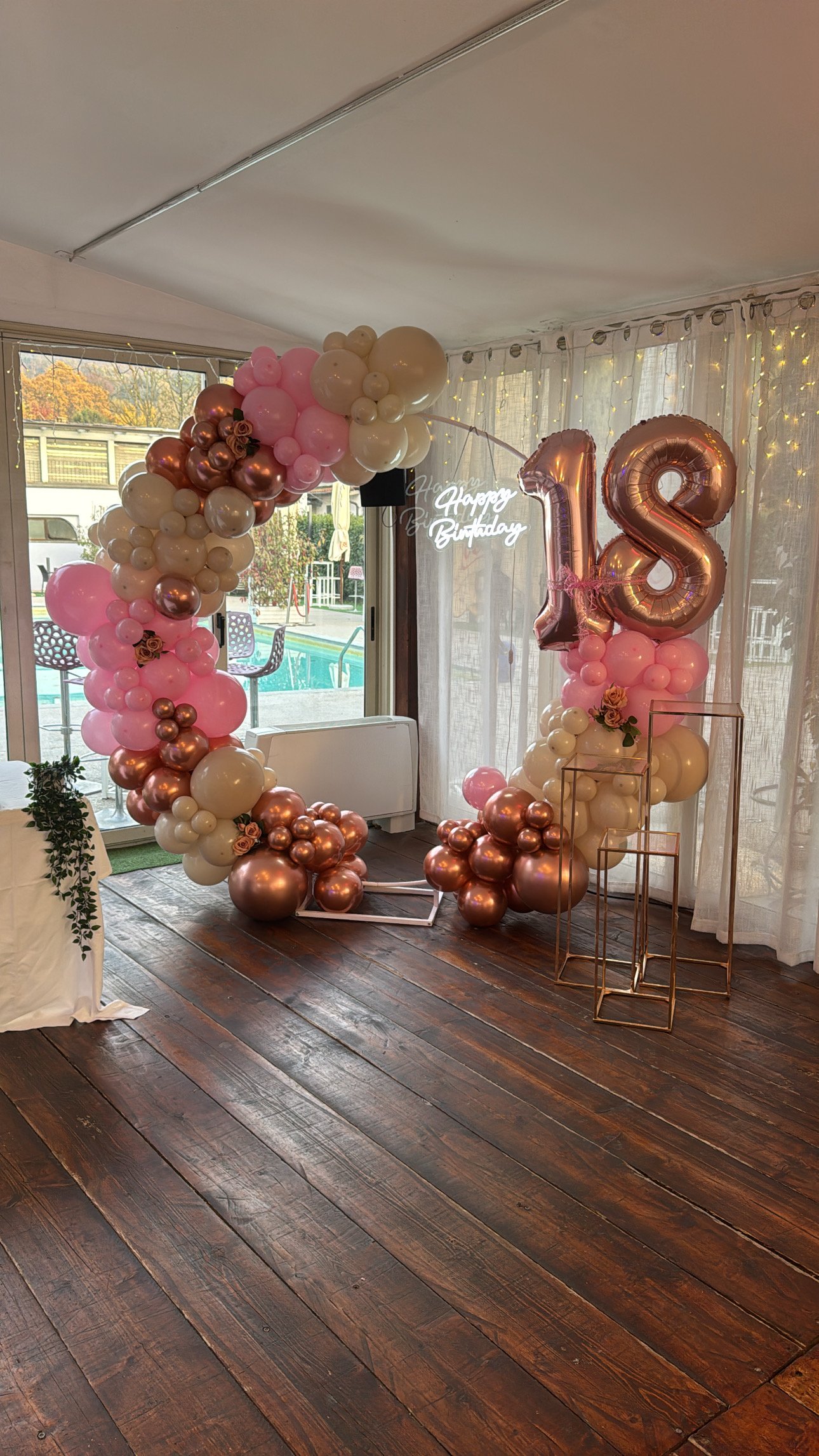 18esimo compleanno con arco palloncini rosa, crema e rose gold, numeri foil 18 e neon Happy Birthday