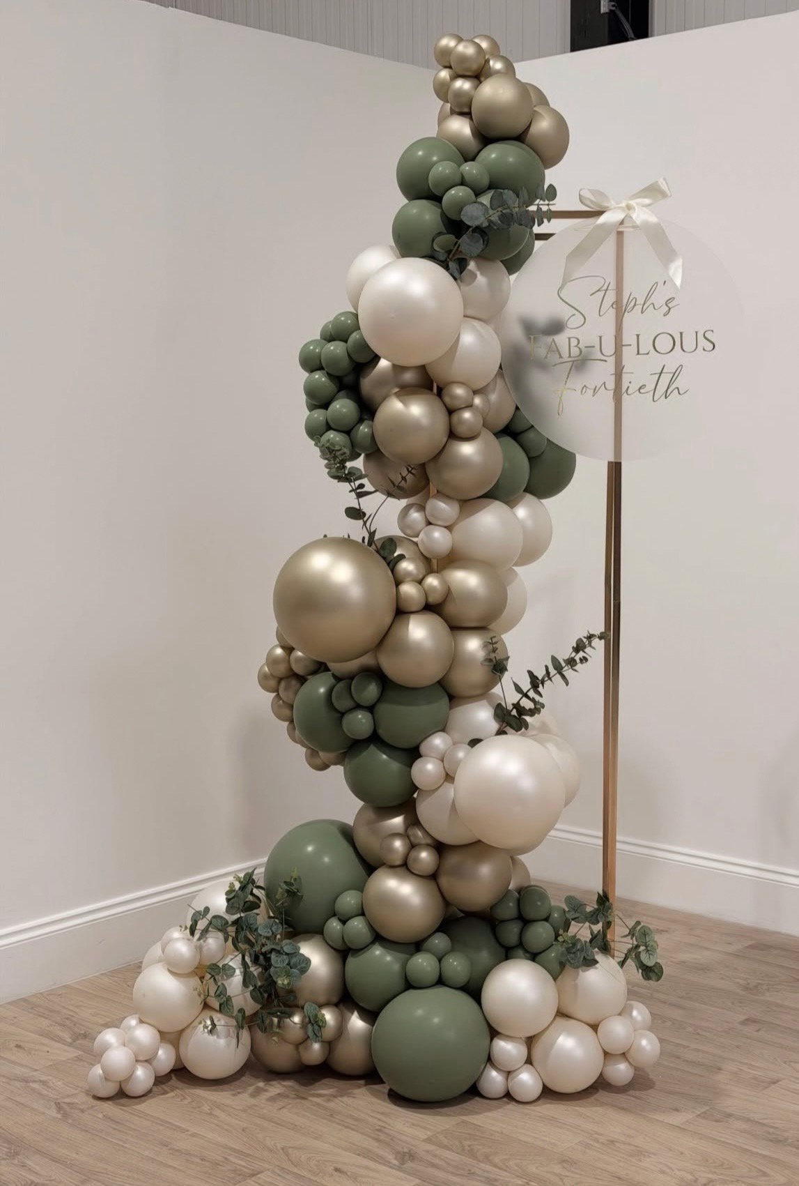 40esimo compleanno elegante con torre di palloncini salvia, oro e crema con eucalipto